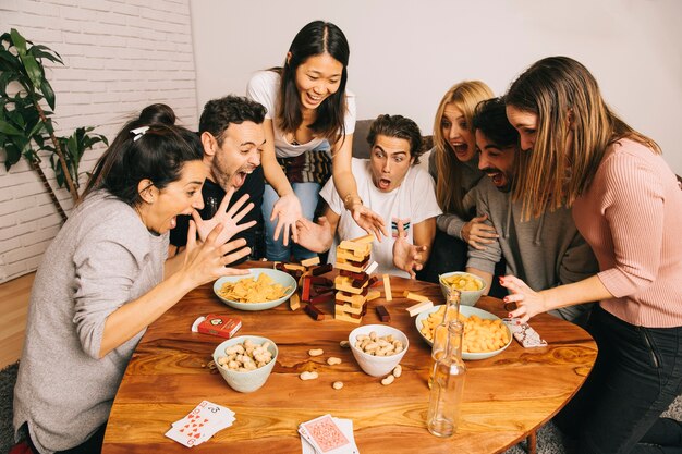 Concepto de juego de mesa con grupo de amigos gritando