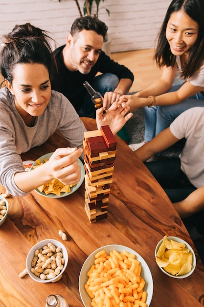 Concepto de juego de mesa con grupo de amigos