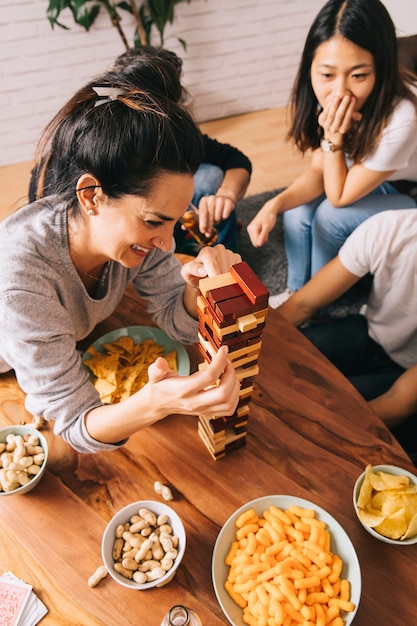 Foto gratuita concepto de juego de mesa con tres amigos