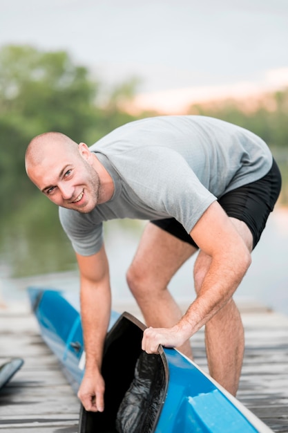 Concepto de kayak con hombre sonriente