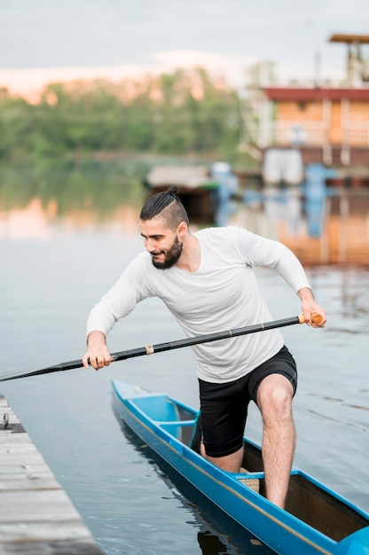 Concepto de kayak con joven