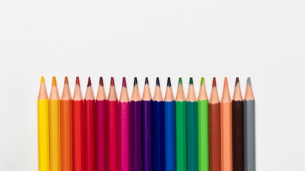 Foto gratuita concepto de lápices de colores con espacio de copia
