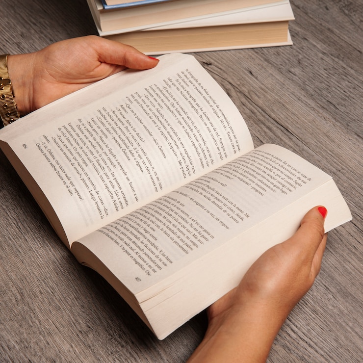 Foto gratuito concepto de leer con manos sujetando libro