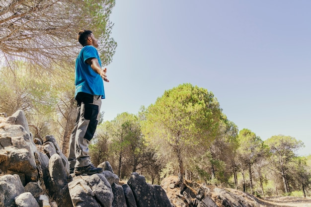 Concepto de libertad con escalador en roca