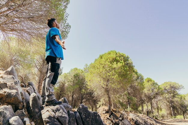 Concepto de libertad con escalador en roca