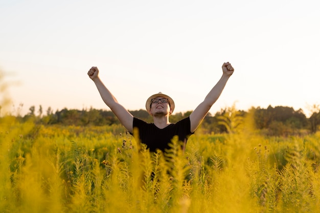 Concepto de libertad con un joven en la naturaleza