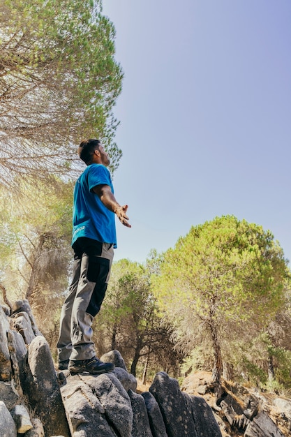 Concepto de libertad con mochilero en bosque