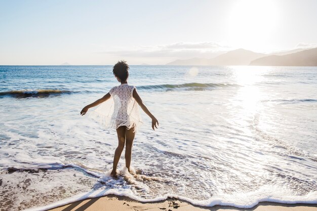 Concepto de libertad de mujer andando en agua