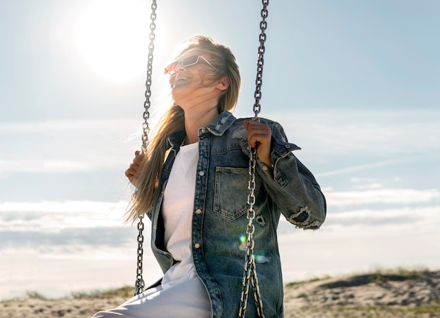 Concepto de libertad con mujer feliz