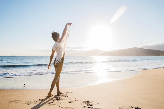 Concepto de libertad de mujer en la playa