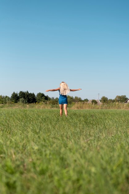 Concepto de libertad con una mujer rubia en la naturaleza