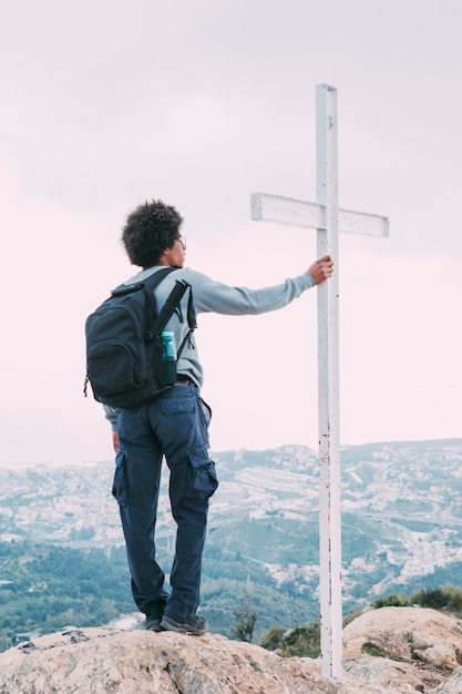 Foto gratuita concepto de libertad con senderista en montaña