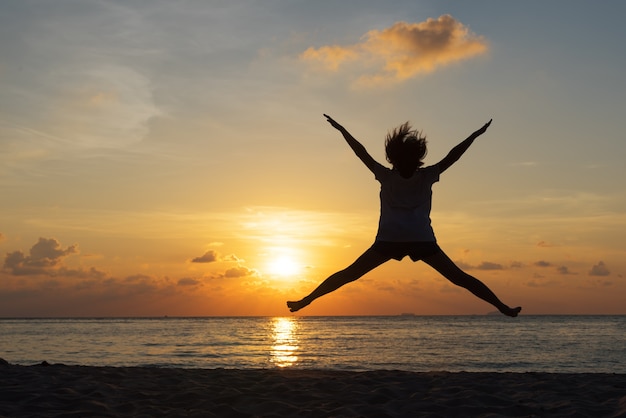 Concepto de libertad con la silueta joven adolescente feliz y saltar