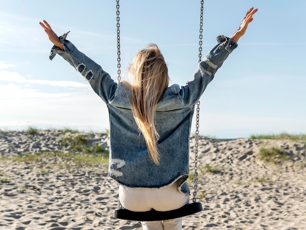 Foto gratuita concepto de libertad con swing en la playa