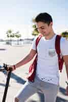 Foto gratuita concepto de lifestyle de adolescente con scooter