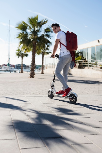 Concepto de lifestyle de adolescente con scooter