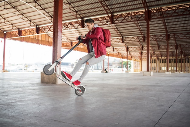 Concepto de lifestyle de adolescente con scooter