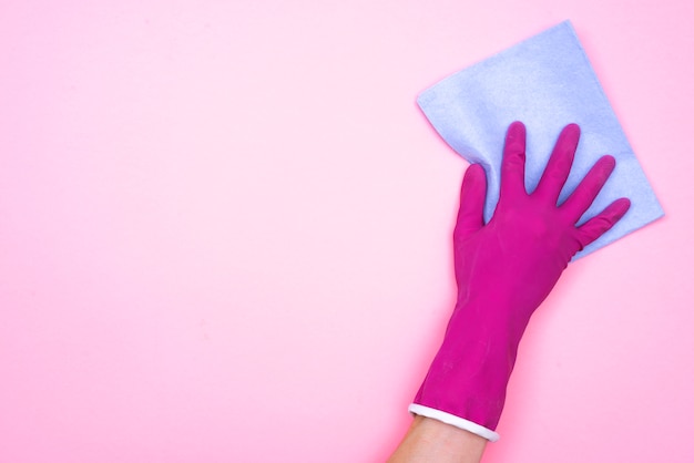 Concepto de limpieza del hogar con guante y trapo