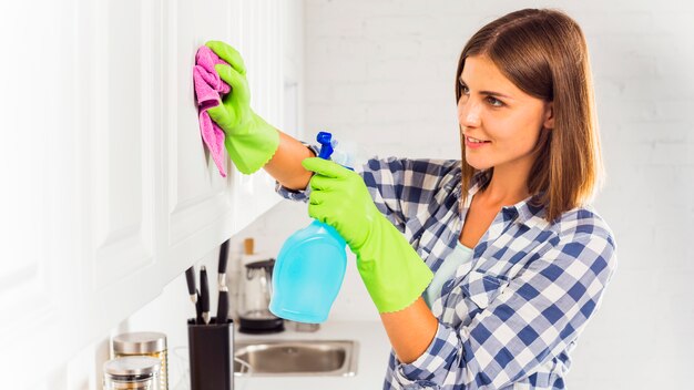 Concepto de limpieza del hogar con mujer joven