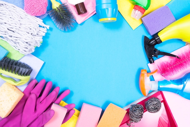 Concepto de limpieza del hogar con productos de limpieza