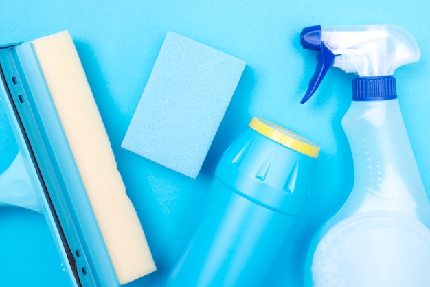 Concepto de limpieza del hogar con productos de limpieza
