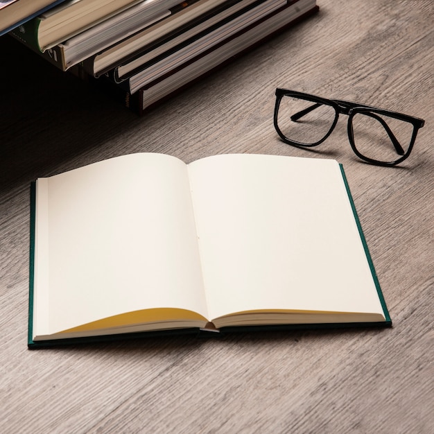 Concepto de literatura con gafas al lado de libro