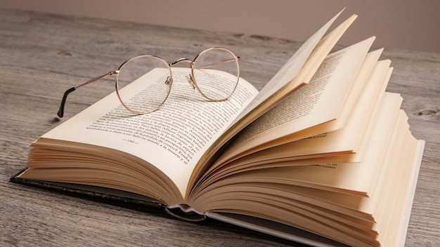 Concepto de literatura con gafas en libro