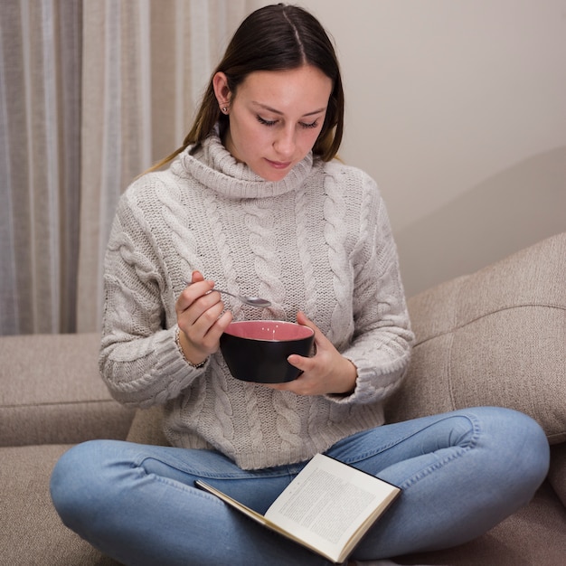 Foto gratuita concepto de literature con mujer