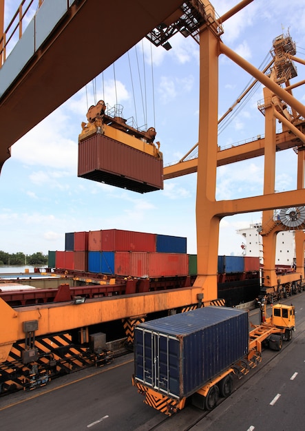Concepto de logística empresarial, carga de contenedores