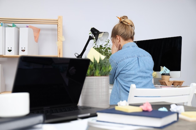 Concepto de lugar de trabajo y espacio de trabajo de oficina desordenado