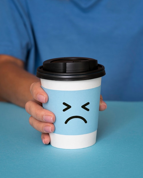 Foto gratuita concepto de lunes azul con cara triste en taza