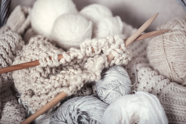 El concepto macro de tejer lana y agujas.