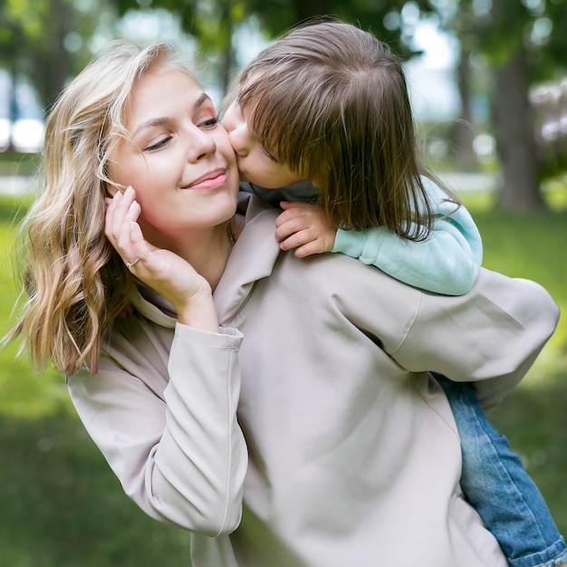 Concepto de madre y niño feliz