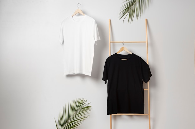 Concepto de maqueta de camisa con ropa sencilla