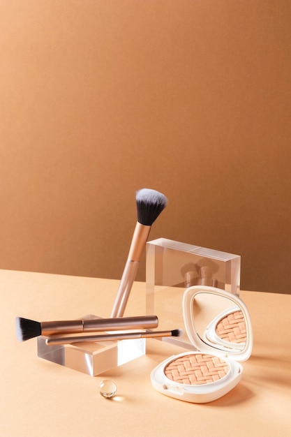 Foto gratuita concepto de maquillaje con pinceles y polvos