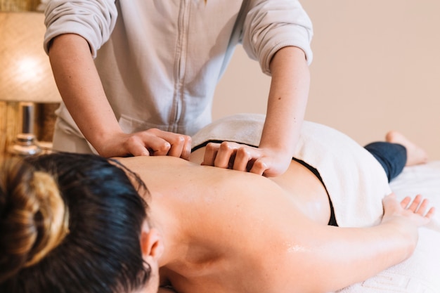 Concepto de masaje con mujer relajada