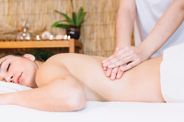 Concepto de masaje con mujer relajada