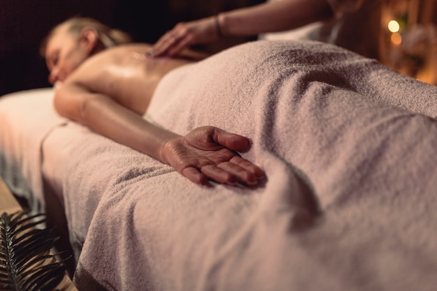 Concepto de masaje con mujer