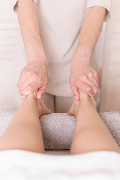 Concepto de masaje de pies de primer plano
