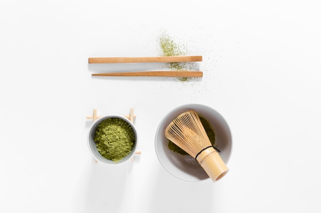 Foto gratuita concepto de matcha vista superior con batidor de bambú