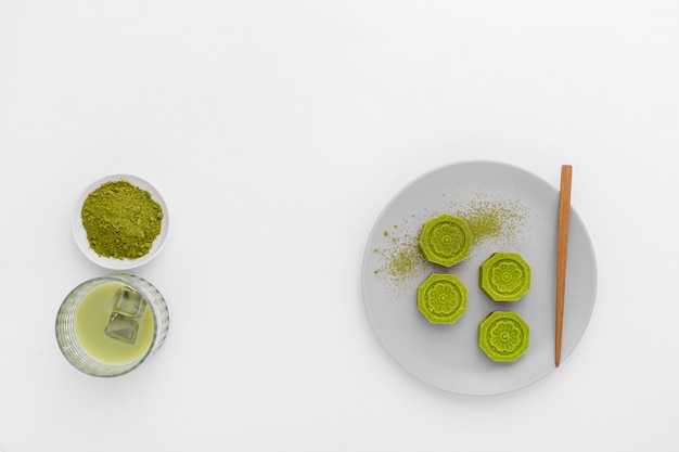 Foto gratuita concepto de matcha vista superior sobre la mesa