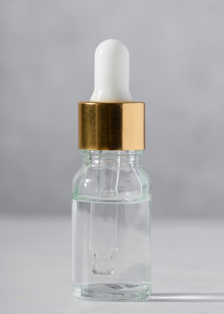 Concepto de medicina natural de botella de suero