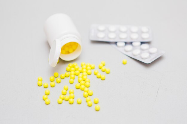 Concepto de medicina con pastillas amarillas