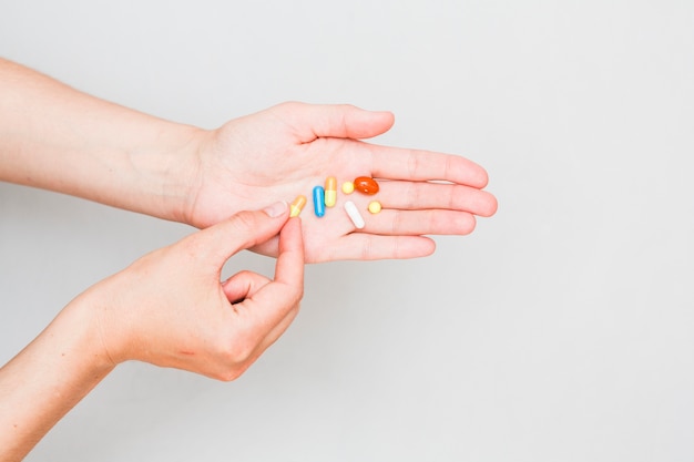 Foto gratuita concepto de medicina con pastillas y mano