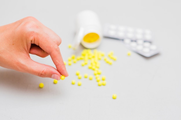 Foto gratuita concepto de medicina con pastillas y mano