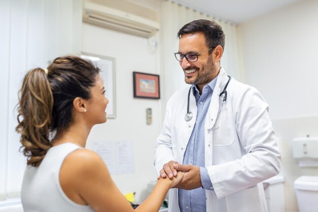 Concepto médico y de atención médica médico con paciente en el hospital Médico que trabaja en la oficina y escucha al paciente, ella le está explicando sus síntomas concepto de asistencia y atención médica