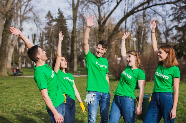 Concepto de medio ambiente y voluntarios alegres