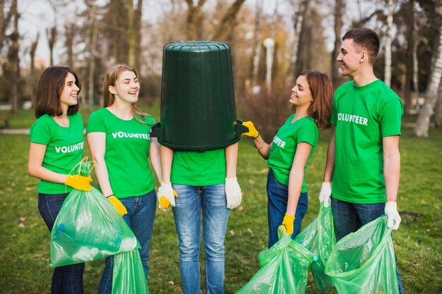 Concepto de medio ambiente y voluntarios con cinco personas