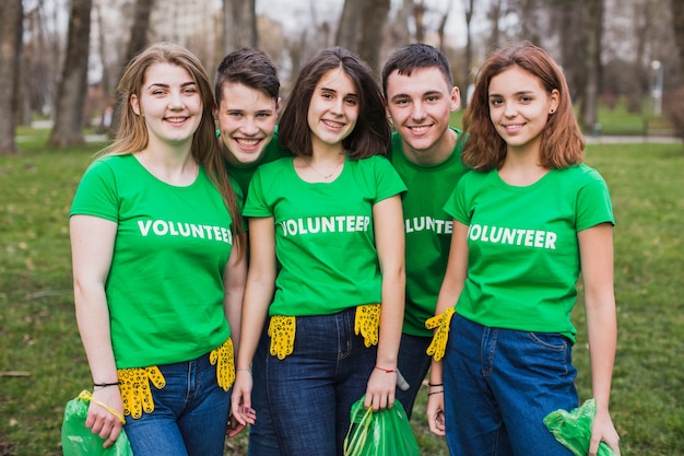 Concepto de medio ambiente y voluntarios con cinco personas