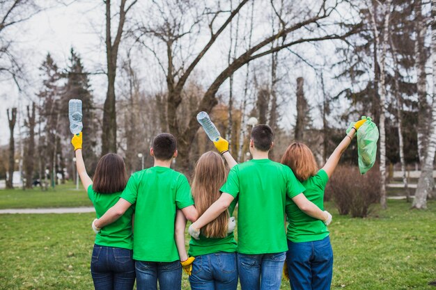 Concepto de medio ambiente y voluntarios de detrás